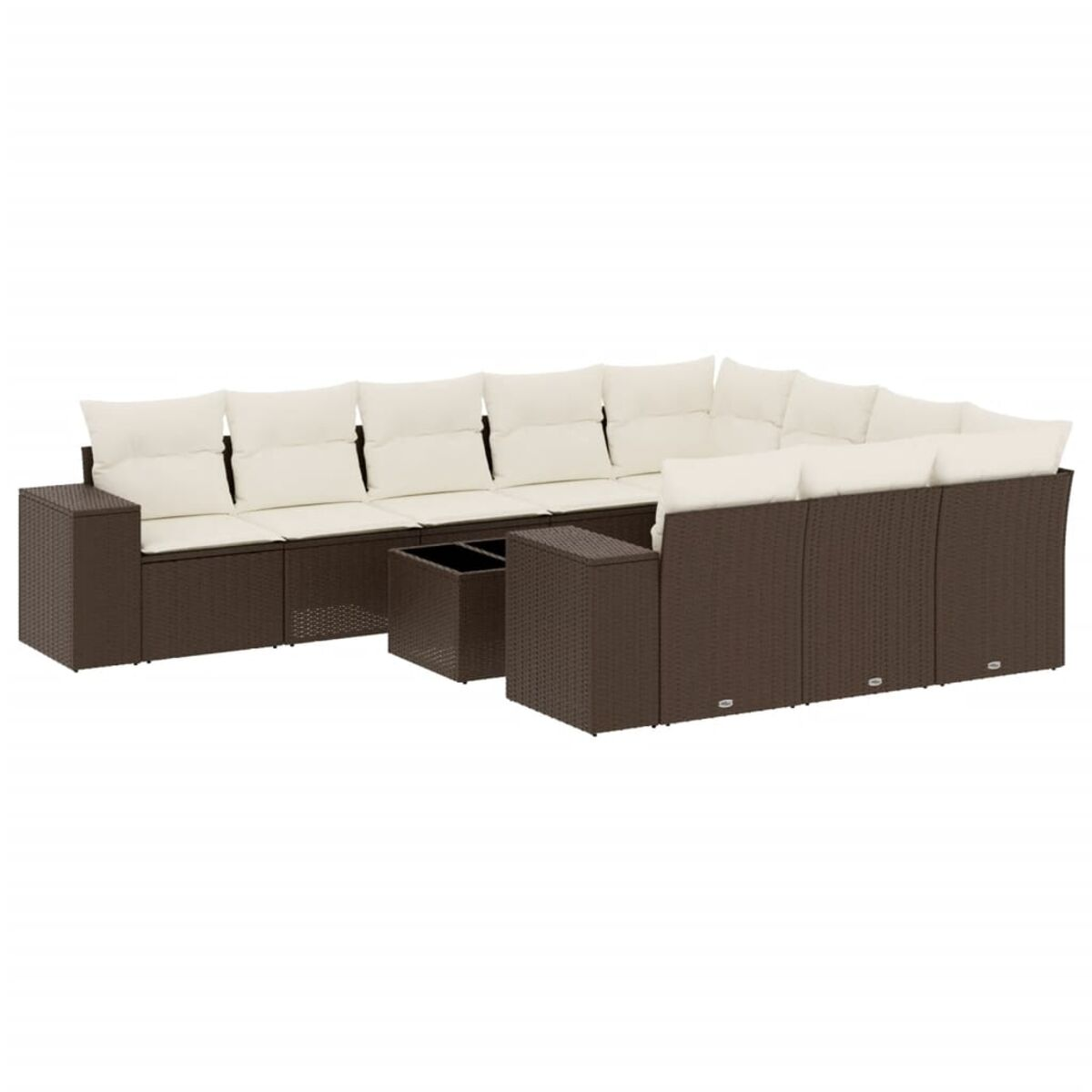 Set di divani angolari in rattan marrone con cuscini color crema. Sfondo bianco.