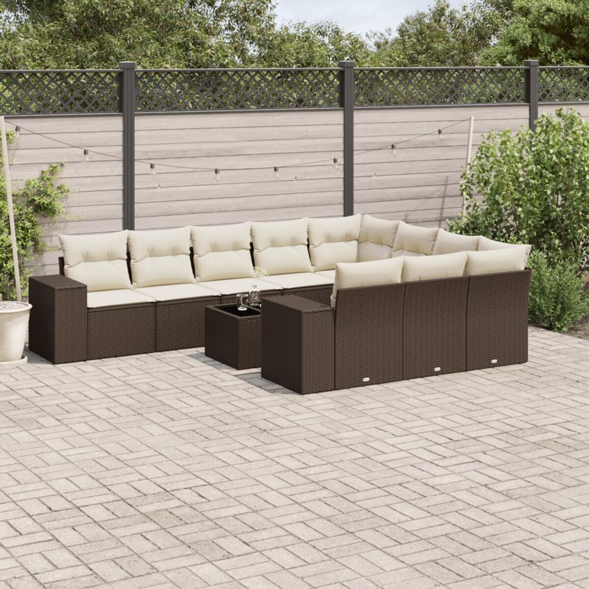 Set da patio esterno con divano angolare, tavolo e sedie. Il set è marrone scuro e ha cuscini beige.