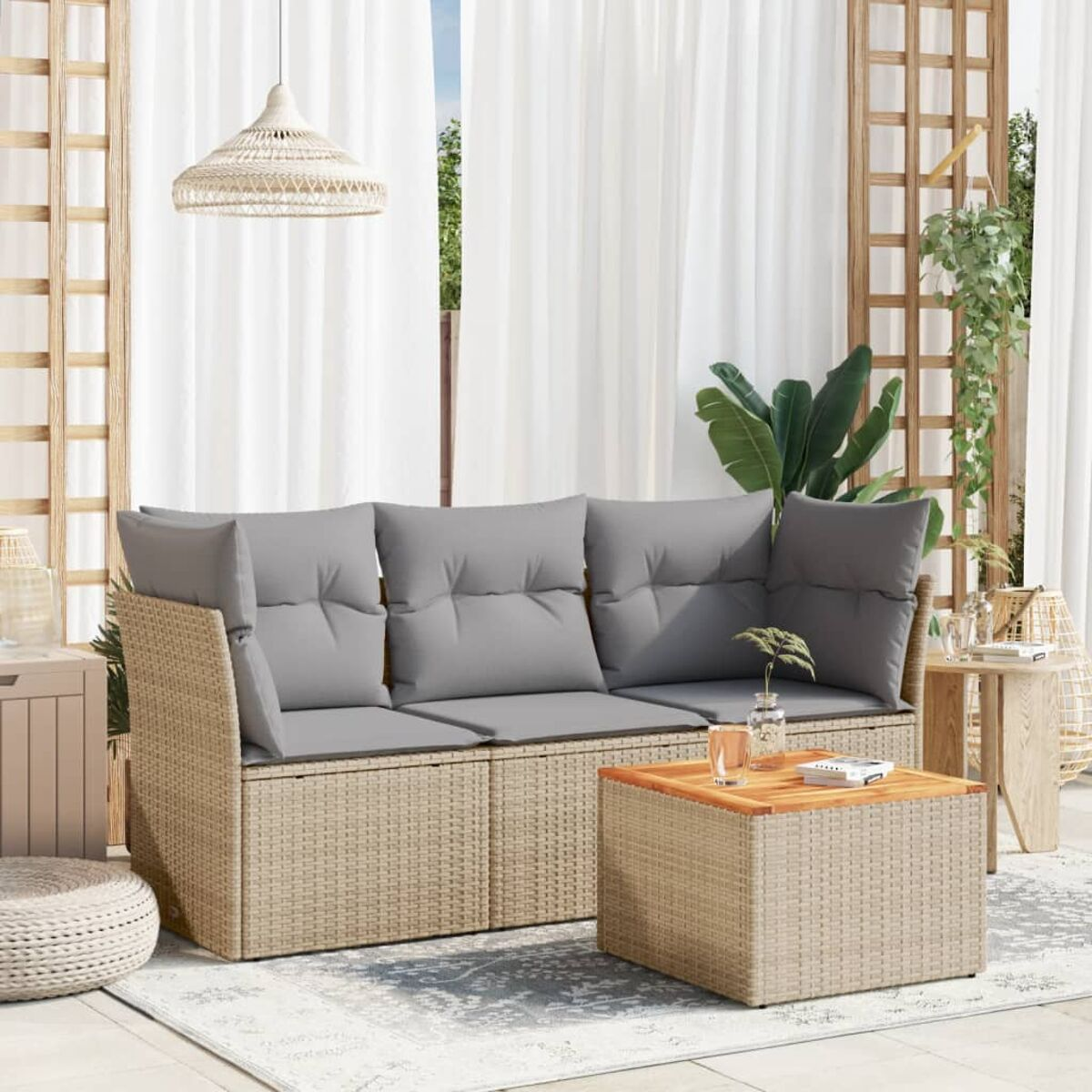Beiges Korbsessel-Sofa mit grauen Kissen, Couchtisch und Hängelampe im Freien.