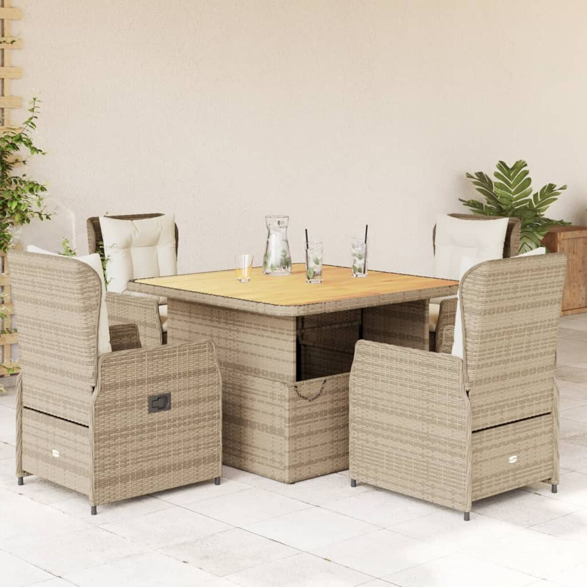 Terrassenset mit Stühlen, Tisch und Getränken. Stühle haben Kissen. Tisch hat Holzplatte. Draußen.