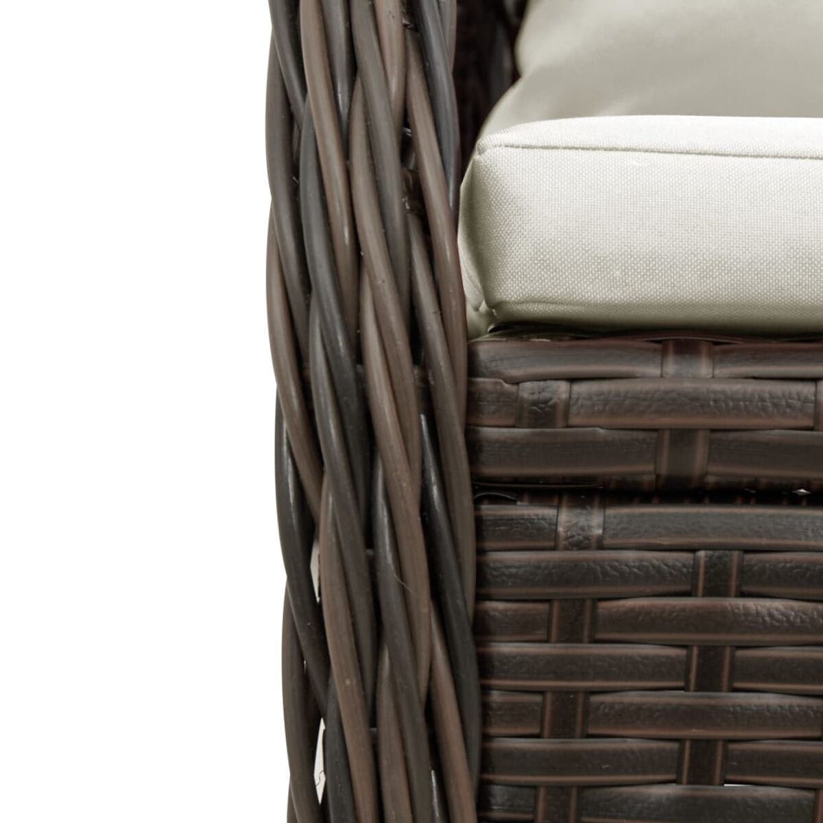 Primo piano di una sedia in vimini con un cuscino beige chiaro e dettagli intrecciati marrone scuro.