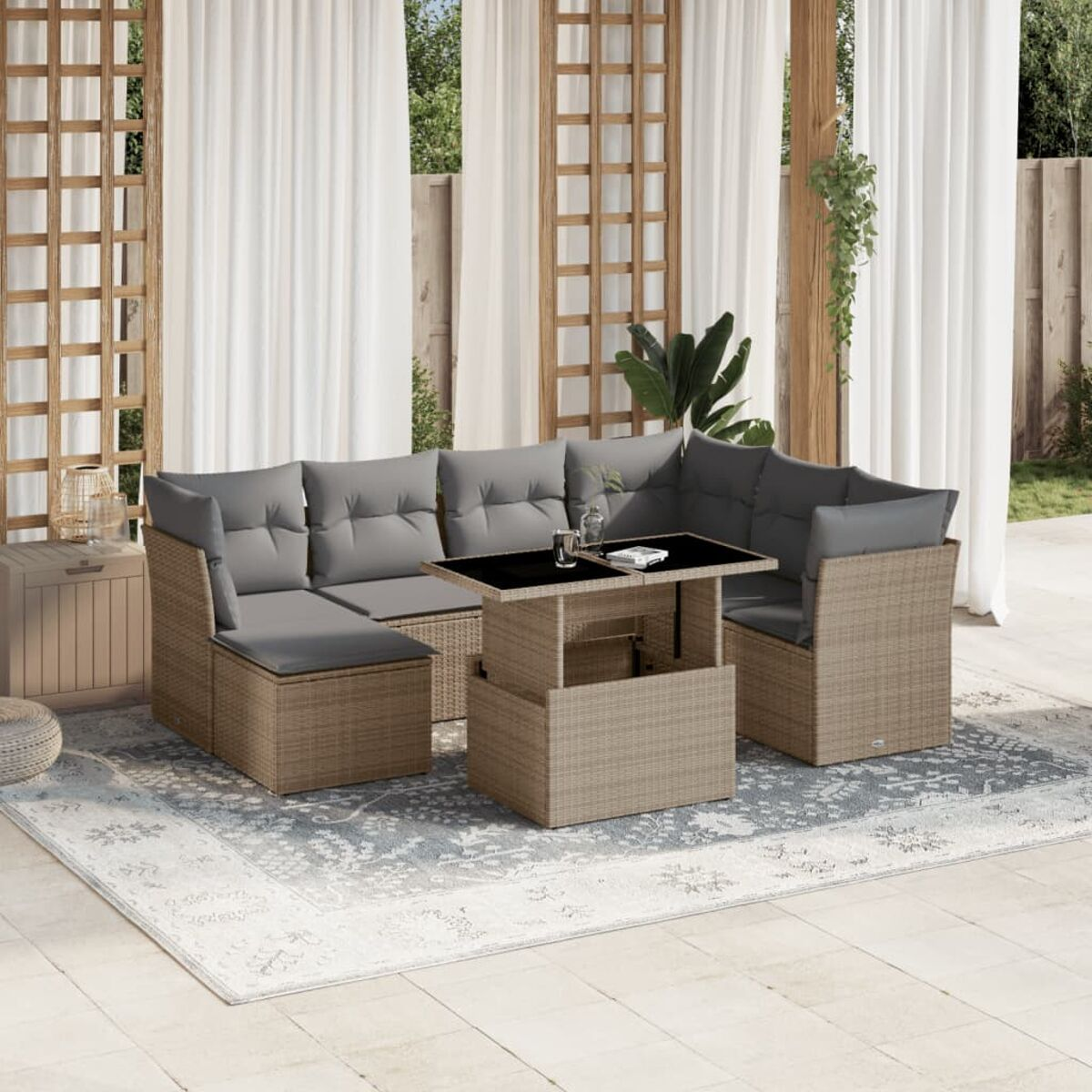 Beiges Ecksofa aus Rattan mit Hubtisch, graue Kissen auf einem Teppich.