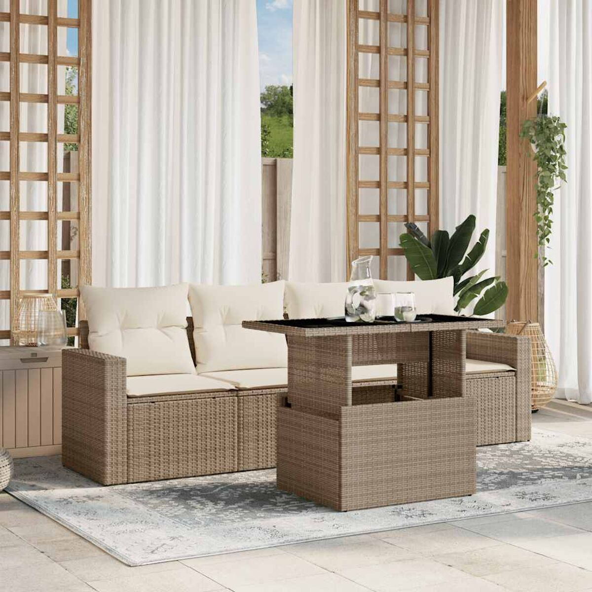 Set da esterno in rattan con cuscini beige, tavolo elevabile e tappeto, su un patio con tende.