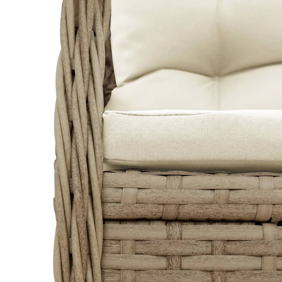 Primo piano di sedia in vimini con cuscino beige, dettaglio della trama e del materiale.