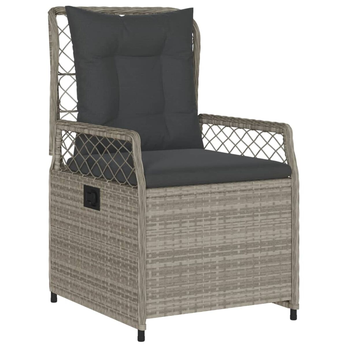 Rattan-Stuhl mit grauem Kissen und hohem Rücken. Außenbereich, Terrasse.