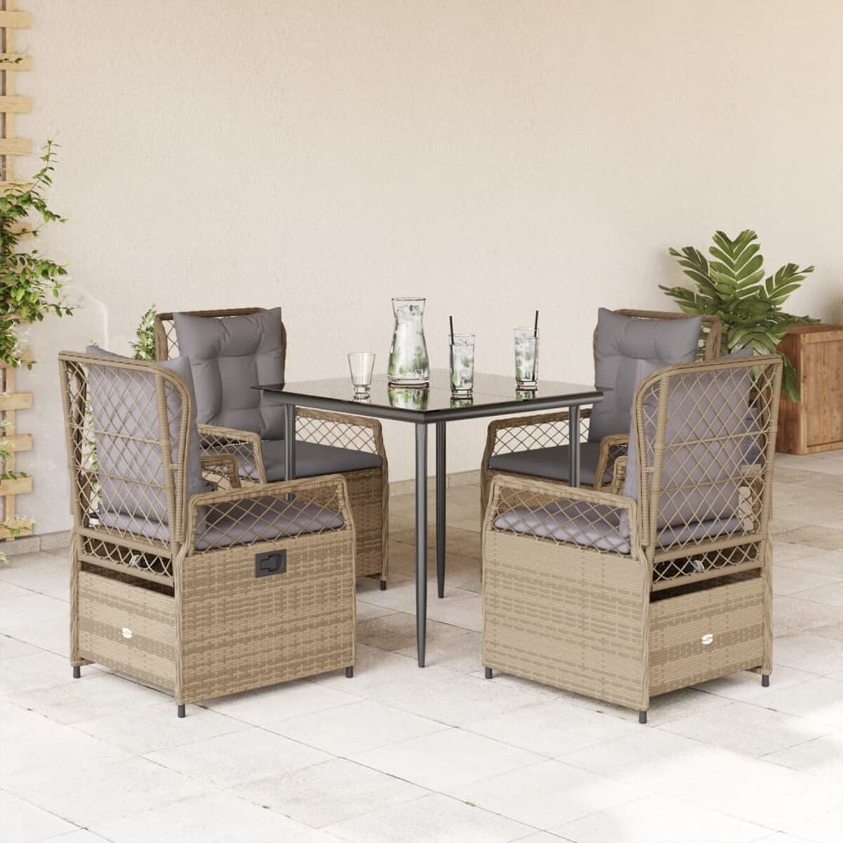 Set patio in vimini: quattro sedie, tavolo in vetro, bevande, patio. Sedie beige con cuscini grigi.