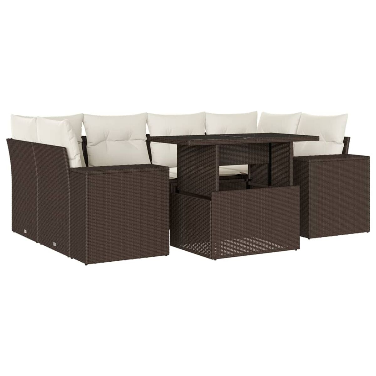 Set divano da esterno in vimini marrone con cuscini color crema e tavolo. Tutti gli elementi su sfondo bianco.