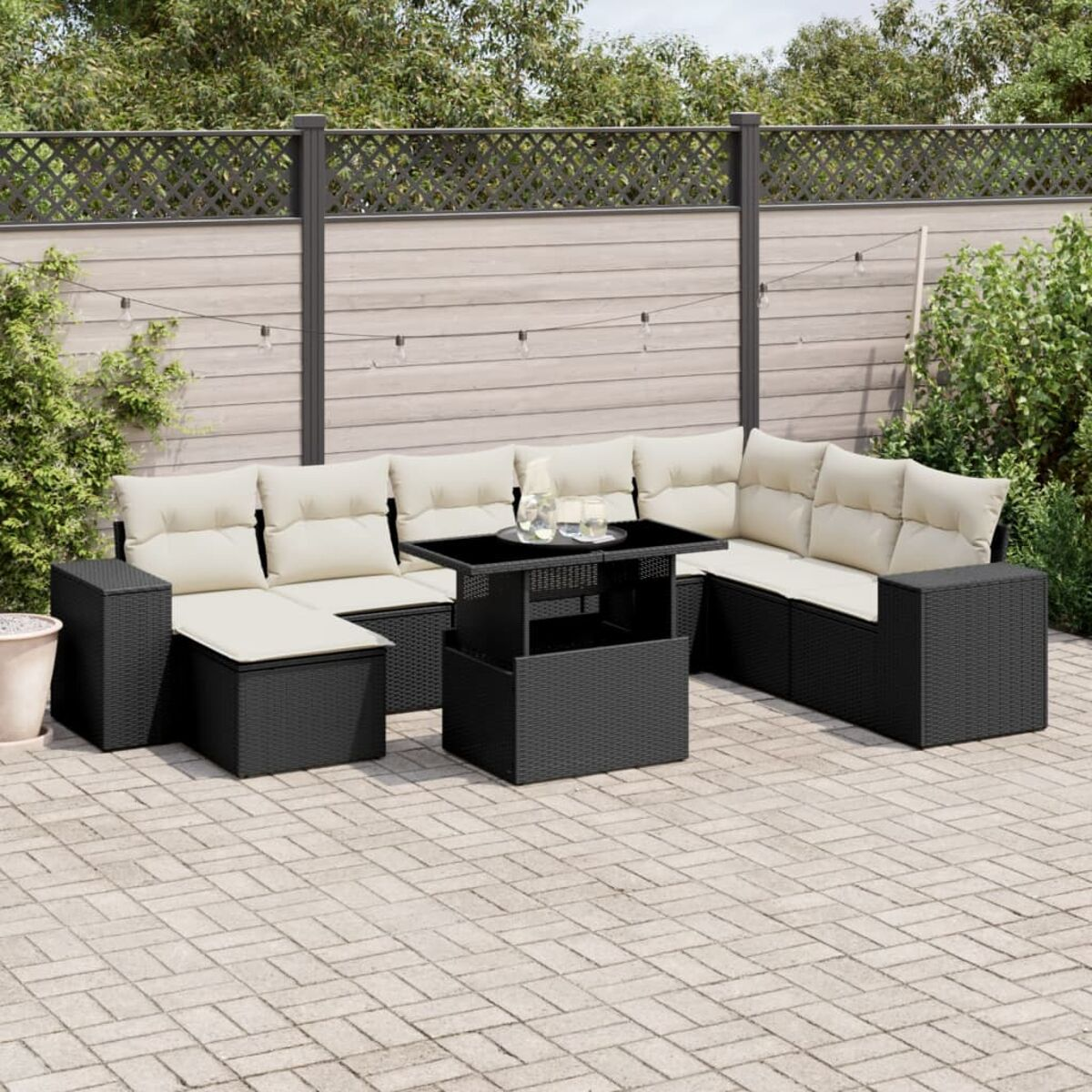 Schwarzes Gartenmöbel-Set auf einer Terrasse. Enthält einen Couchtisch und einen neutralen Hintergrund.