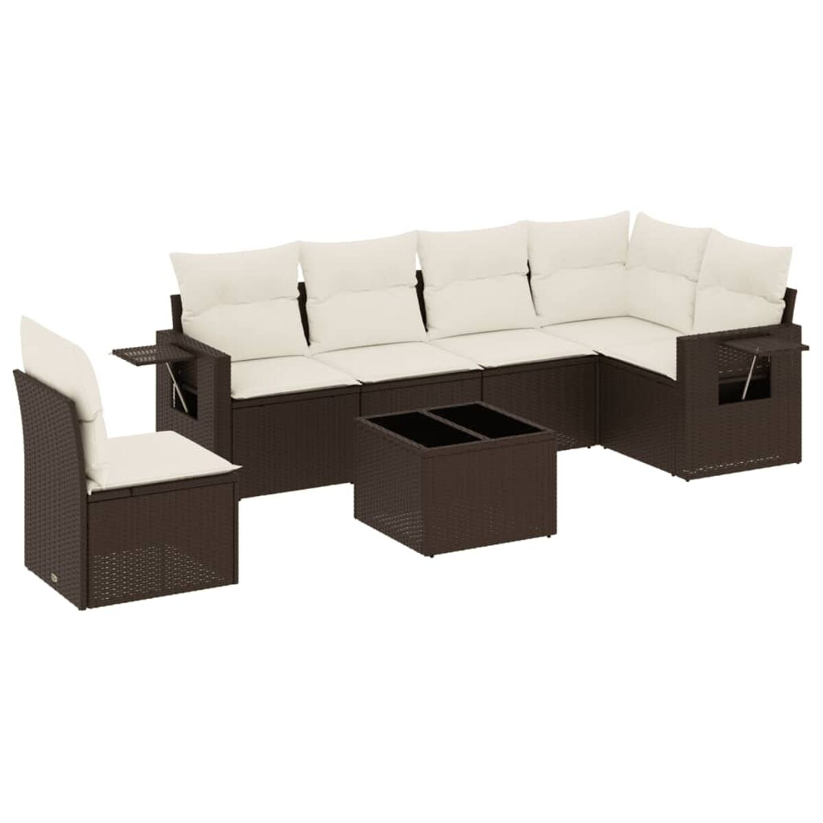 Set divano da esterno in vimini marrone con cuscini color crema e tavolo. Tutti gli elementi su sfondo bianco.