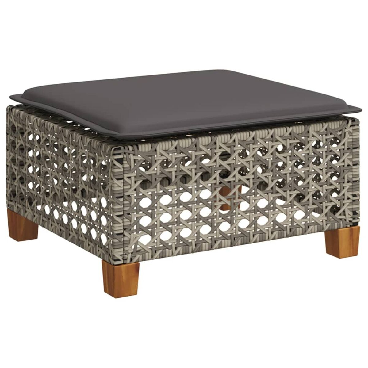 Ein quadratischer Hocker aus Korbgeflecht mit einem grauen Kissen. Er ist grau mit Holzbeinen. Er steht auf einer Terrasse.