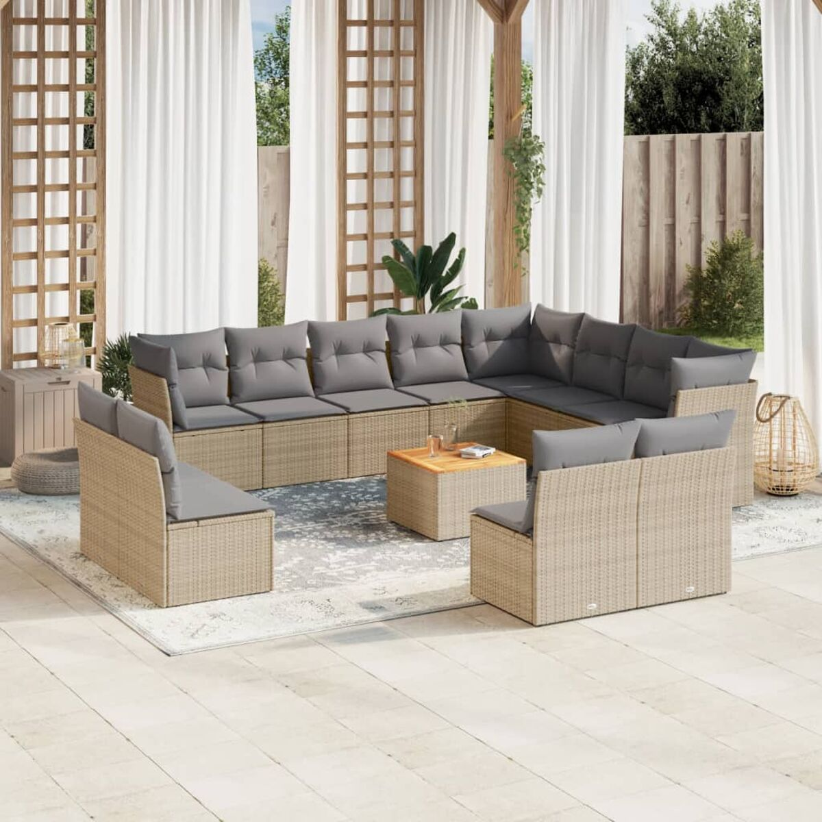 Flecht-Terrassenset mit grauen Kissen. Enthält Ecksofa, Stühle und einen Couchtisch.
