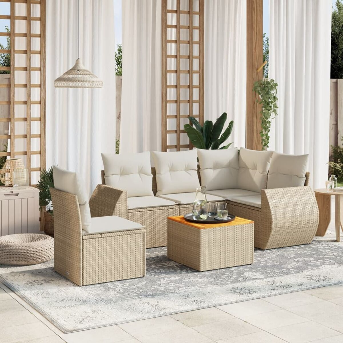 Geflochtener Ecksofa mit weißen Kissen, Tisch und Stuhl auf einem Teppich. Szene mit Vorhängen und Pflanzen.