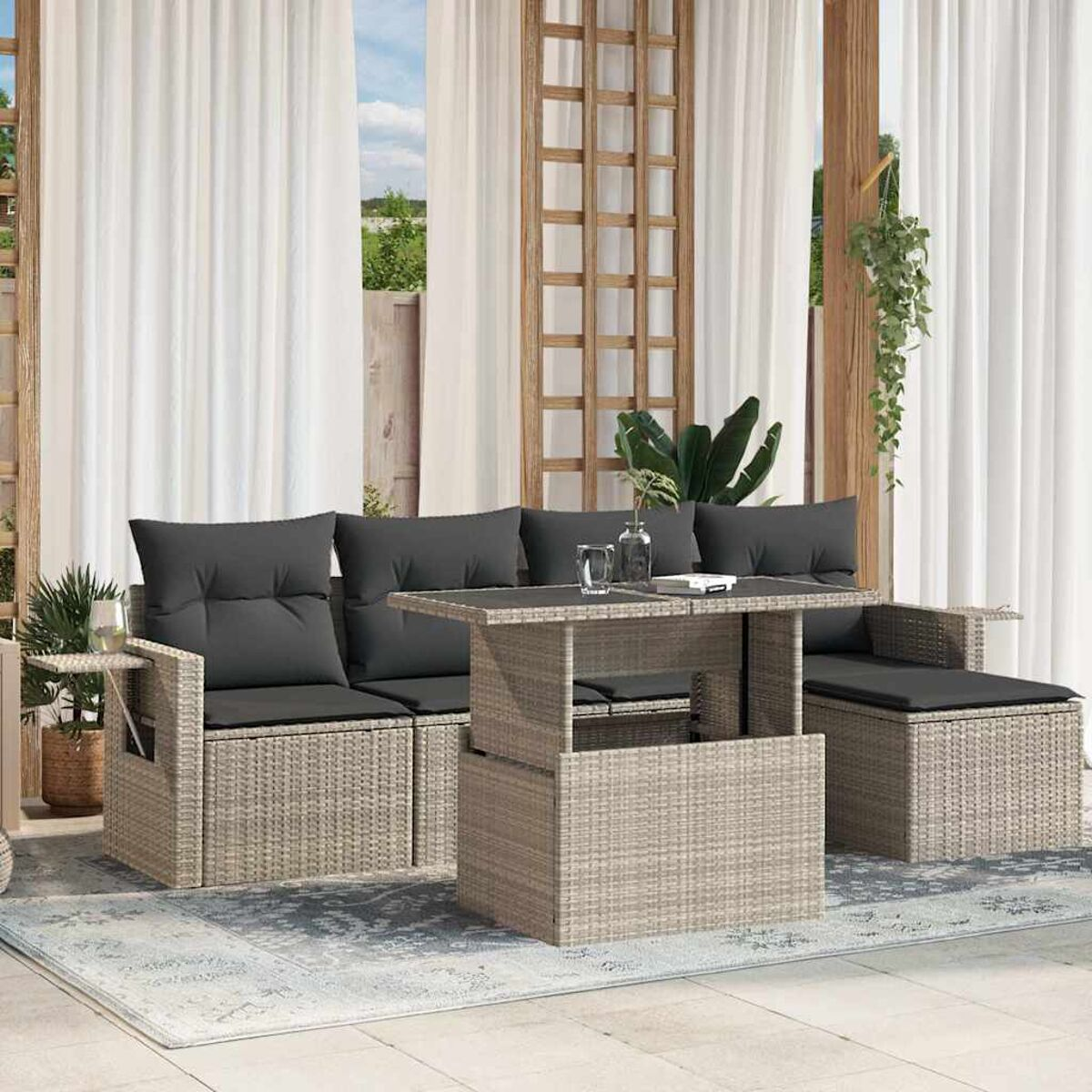 Hellgraues Outdoor-Geflecht-Set mit Tisch, Kissen. Outdoor-Terrasse.