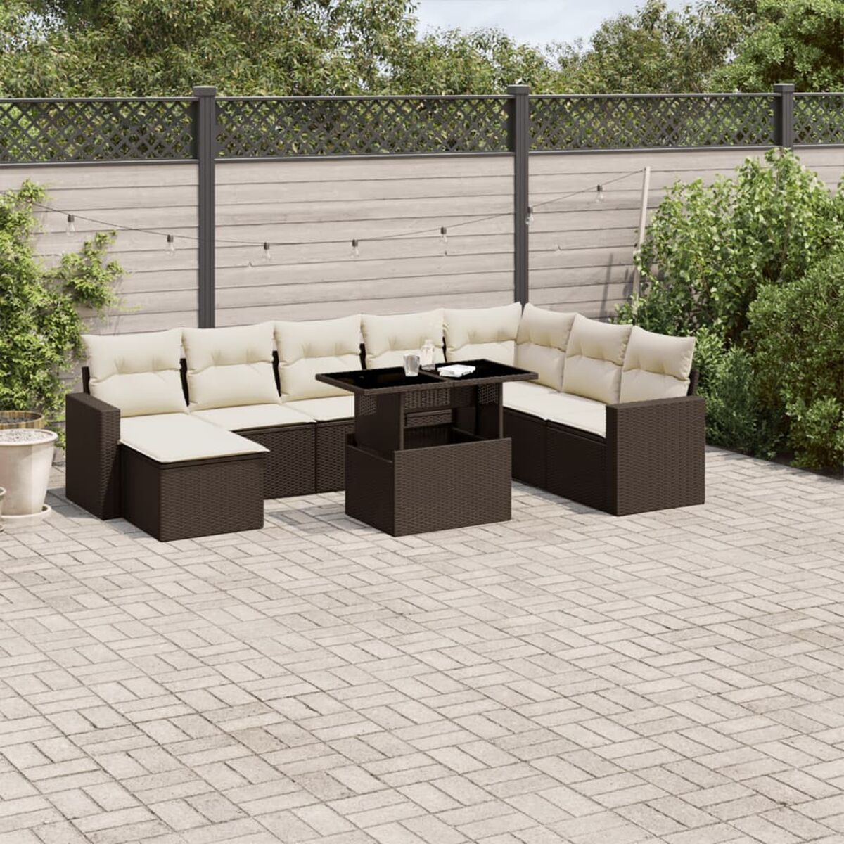 Braunes Outdoor-Ecksofa mit beigen Kissen und Tisch auf Terrasse mit Vorhängen.