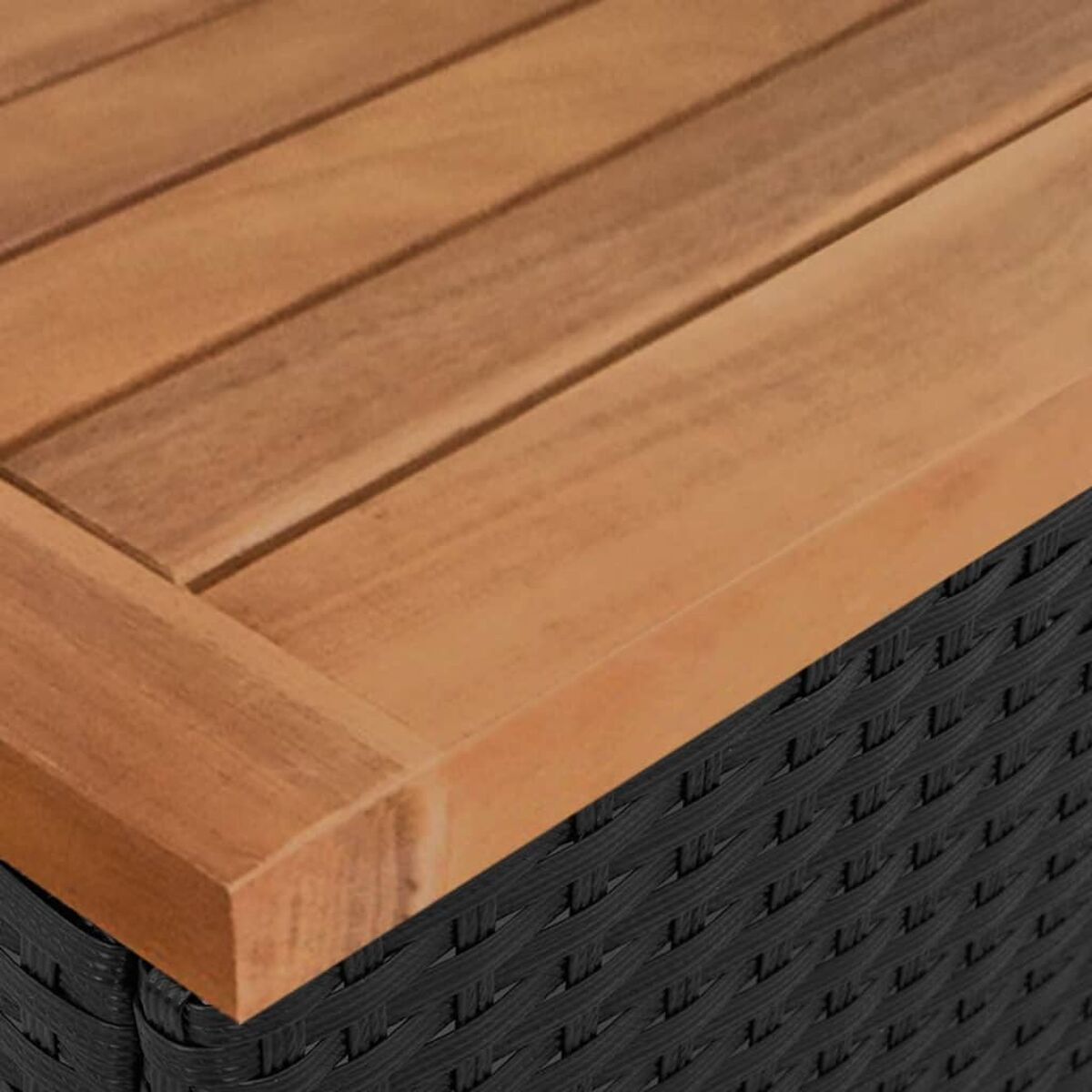 Primo piano del bordo di un tavolo in legno con base nera intrecciata, che mostra le venature del legno.