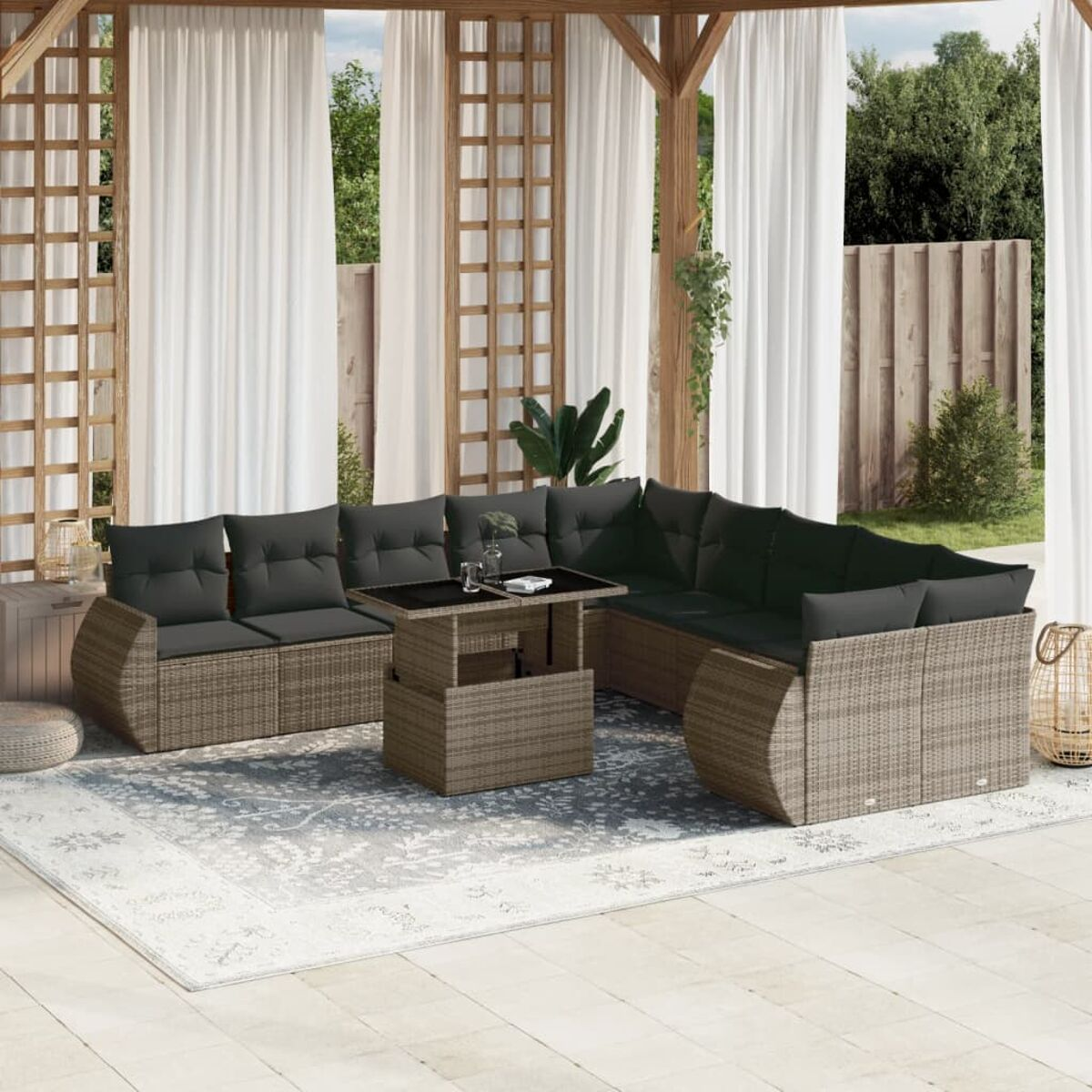 Beige Geflecht-Sofagarnitur mit schwarzen Kissen und Tisch. Szene auf einem gemusterten Teppich mit Vorhängen.