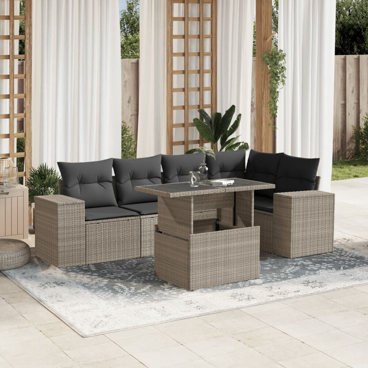 Rattan-Sofa-Set für draußen mit grauen Kissen, einem Couchtisch und einem Teppich.