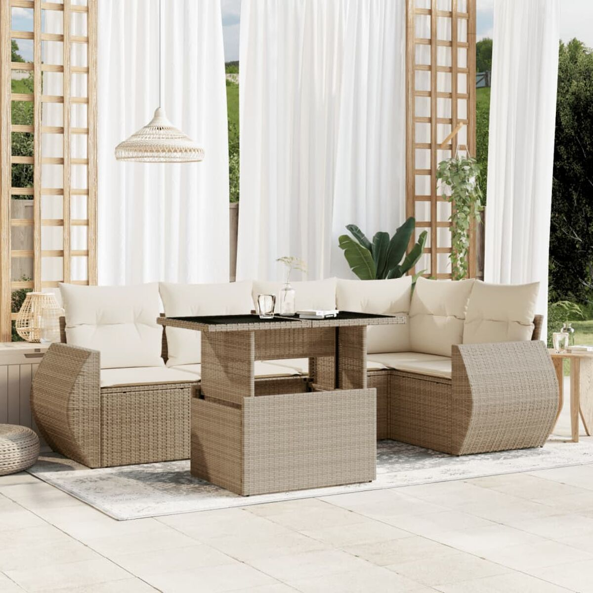 Outdoor-Sofa mit beigem Korbgeflecht, cremefarbenen Kissen und einem Tisch mit Hubfunktion auf einem Teppich.