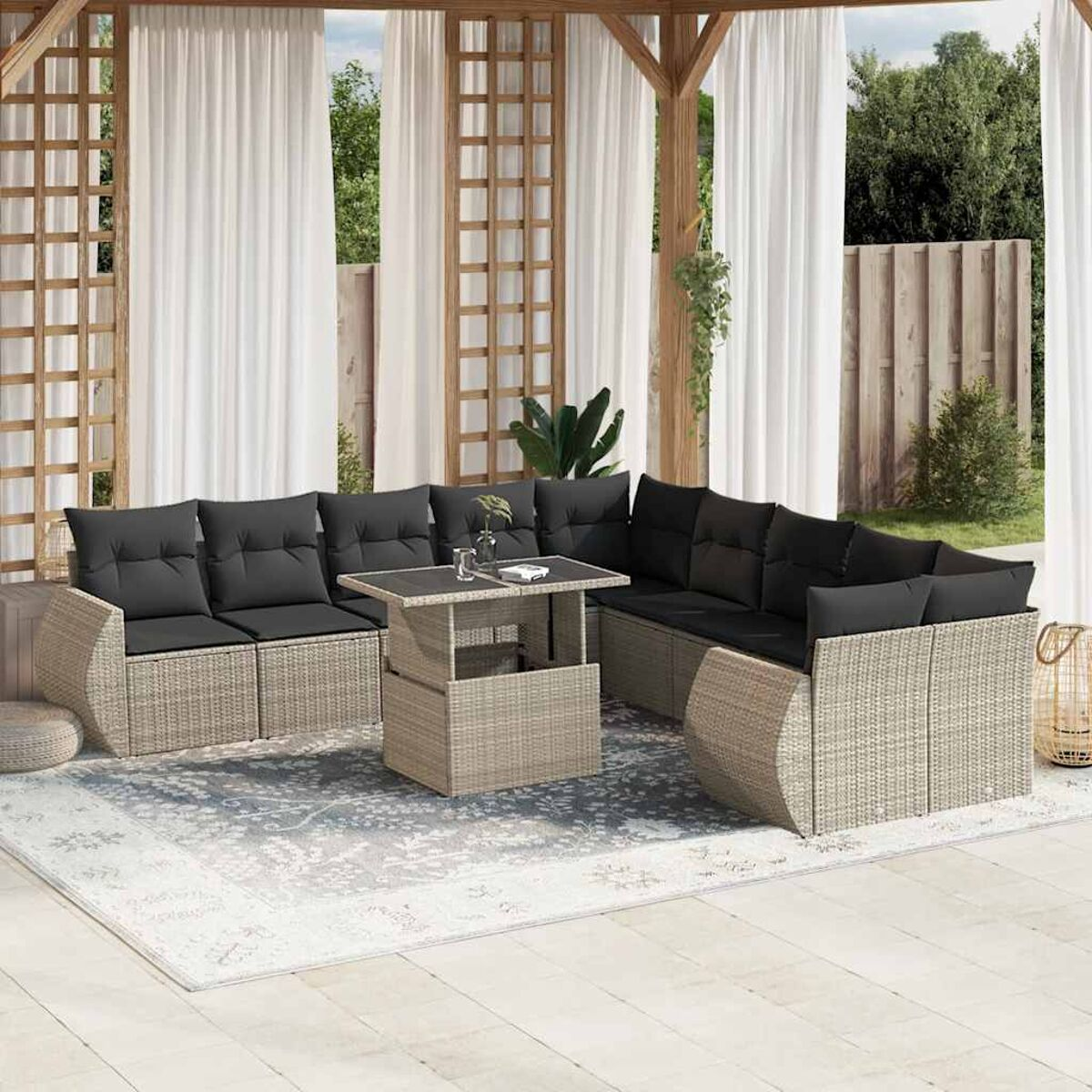 Outdoor-Ecksofa mit Tisch. Die Kissen sind schwarz und die Umgebung ist im Freien.