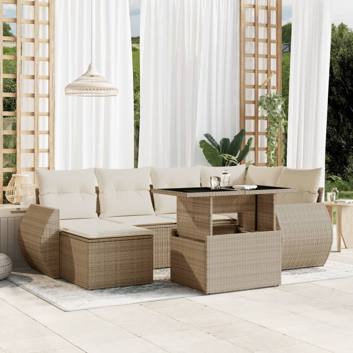 Un set divano in rattan da esterno con tavolo. Il set ha un divano, un tavolo e due sedie. La scena è un patio.