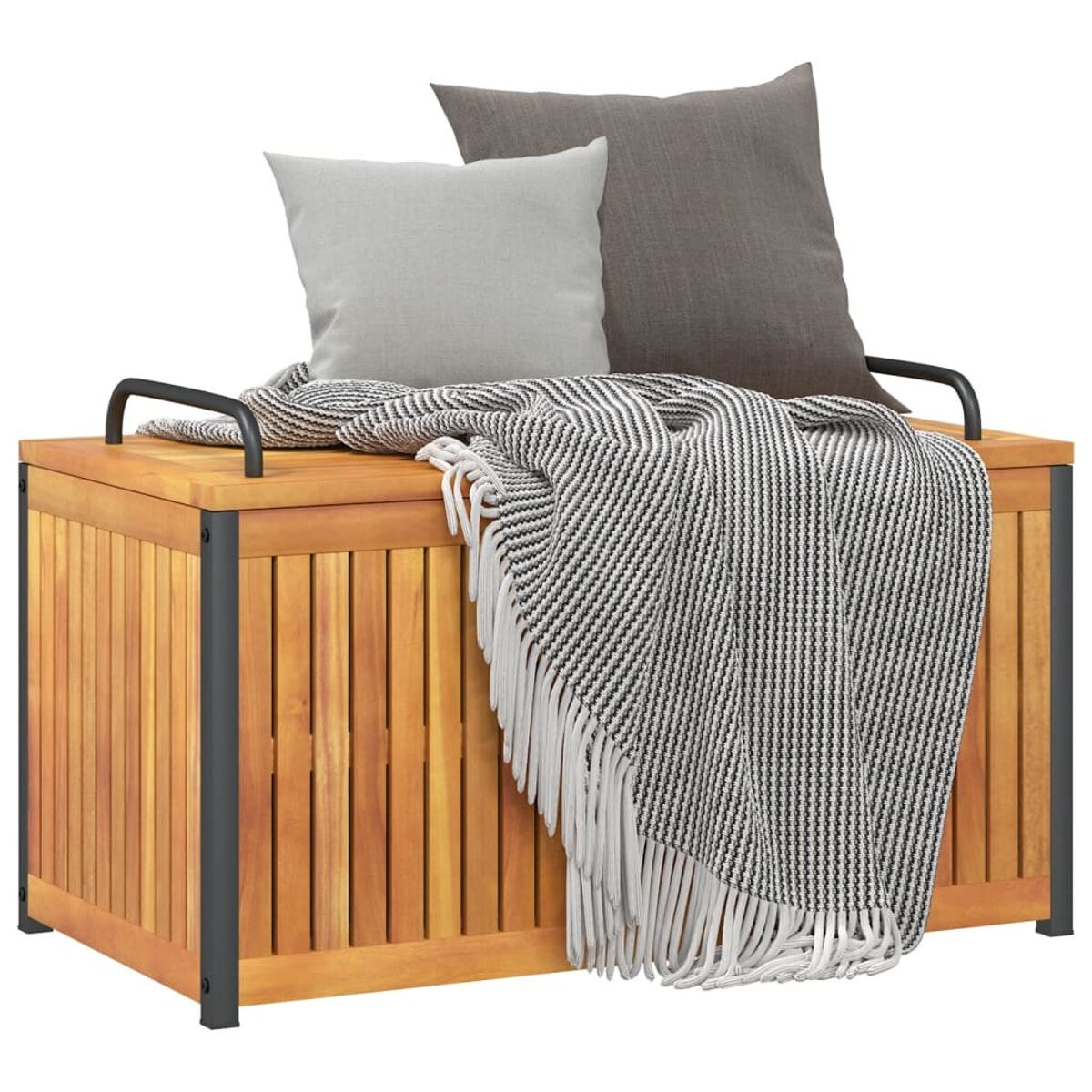 Holz-Stauraumtruhe mit schwarzen Griffen, Decke und Kissen.