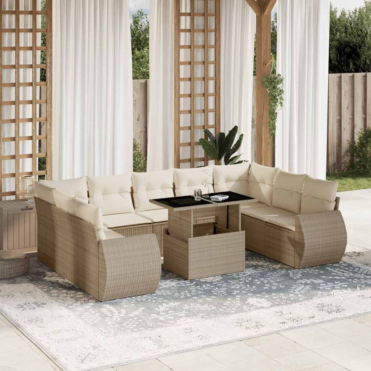Divano angolare da esterno in vimini beige con cuscini color crema e tavolo sollevabile, su un tappeto.