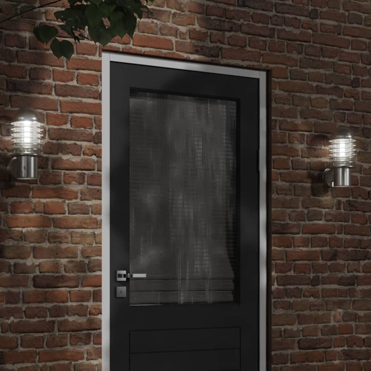 Una porta d'ingresso nera con luci laterali, affiancata da due lampade da parete argentate.