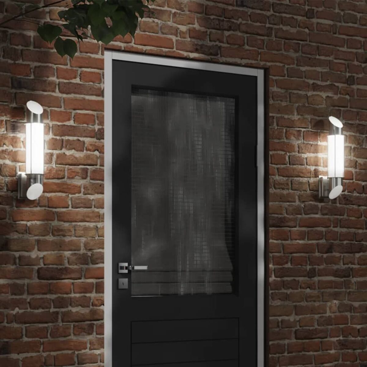 Muro di mattoni con porta nera, due lampade da parete. La porta ha vetro e maniglia.