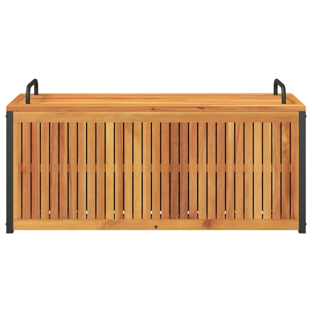 Holz-Aufbewahrungsbox mit vertikalen Lamellen und schwarzen Griffen, Outdoor-Setting.