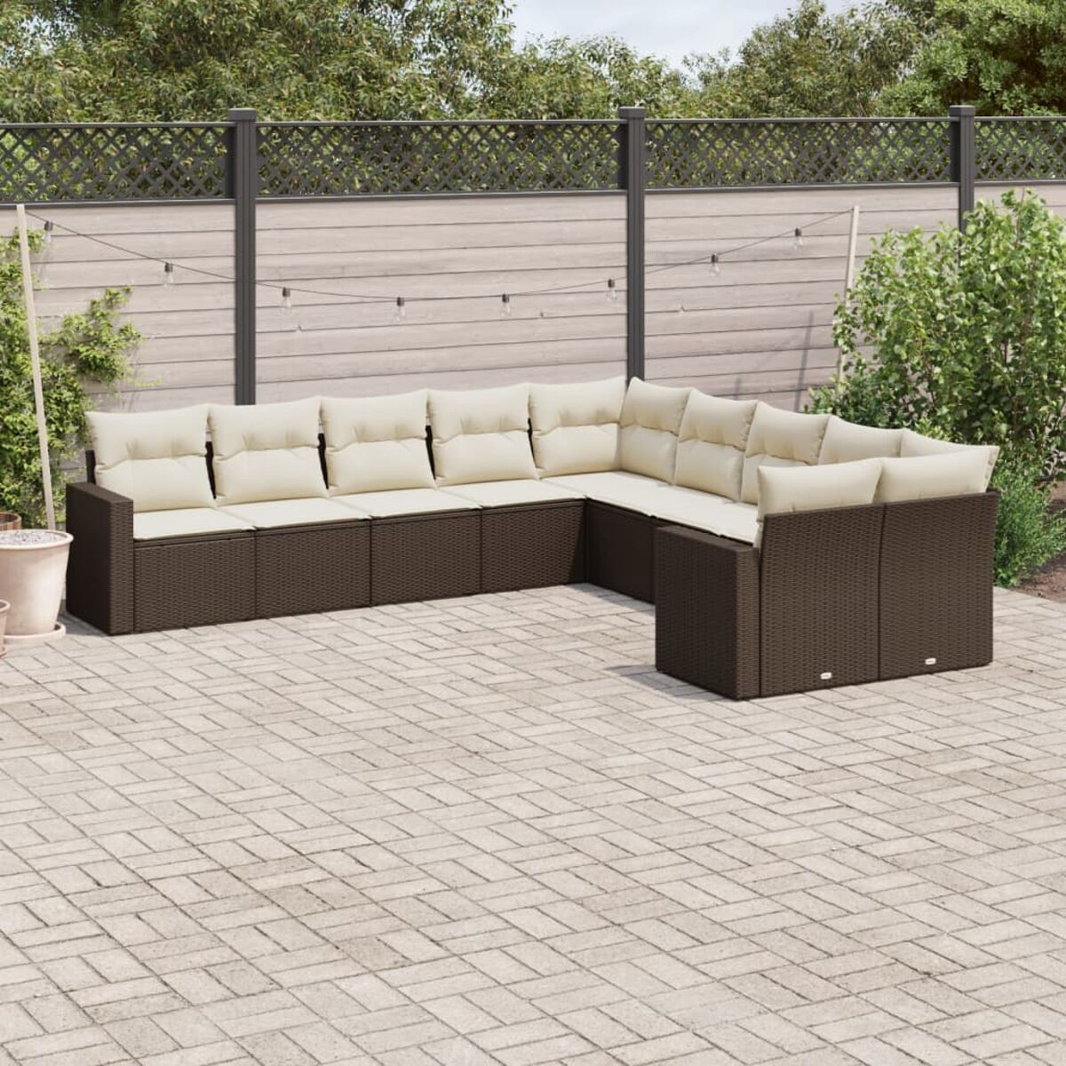 L-förmiges Outdoor-Sofa mit beigen Kissen, auf einer Terrasse mit dunkelbraunem Rahmen und hellem Ziegel.
