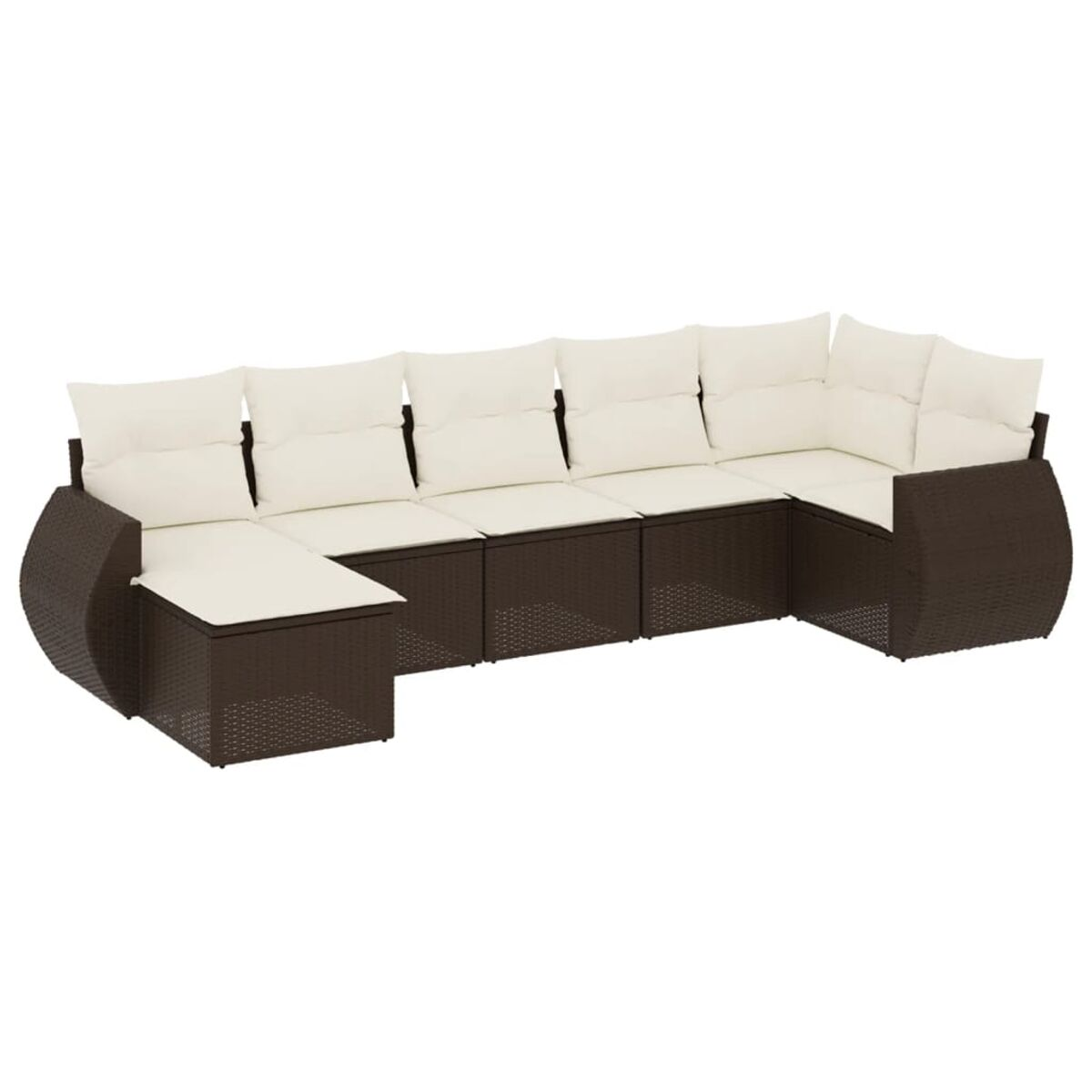 Divano da esterno in vimini marrone con cuscini color crema. Sfondo bianco.