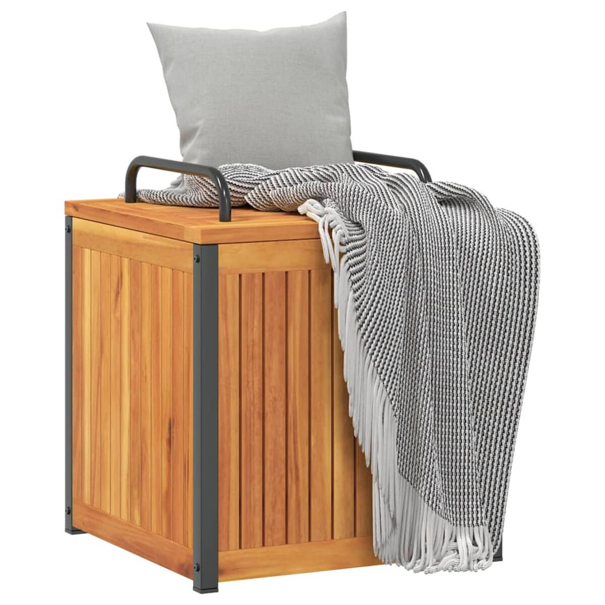 Holz-Aufbewahrungsbox mit Kissen und Decke oben drauf.