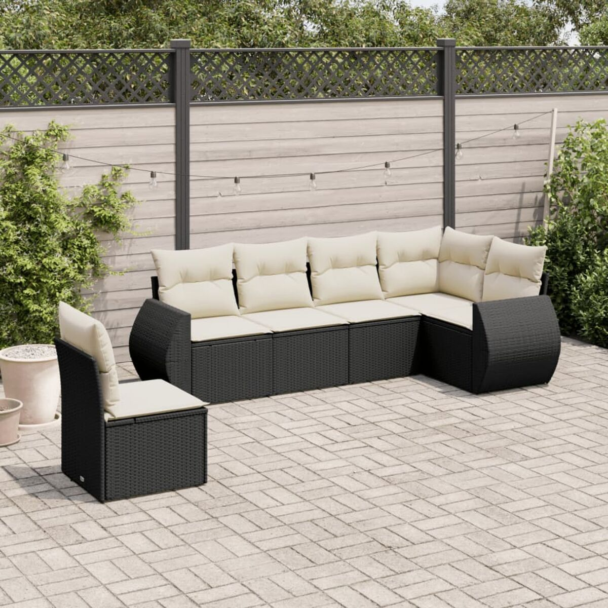 Outdoor-Ecksofa-Set in einer Patio-Umgebung, mit Kissen und Stuhl.