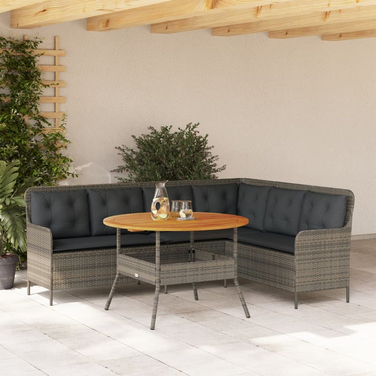Rattansofa-Set mit einem Holztisch in einer Außenumgebung.