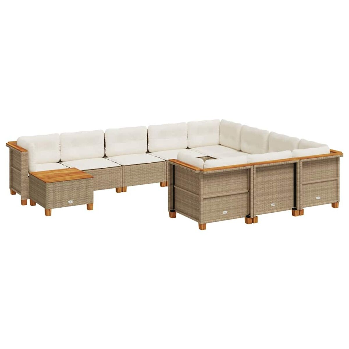 Divano angolare in vimini beige con cuscini chiari e braccioli in legno. Base in legno marrone chiaro.