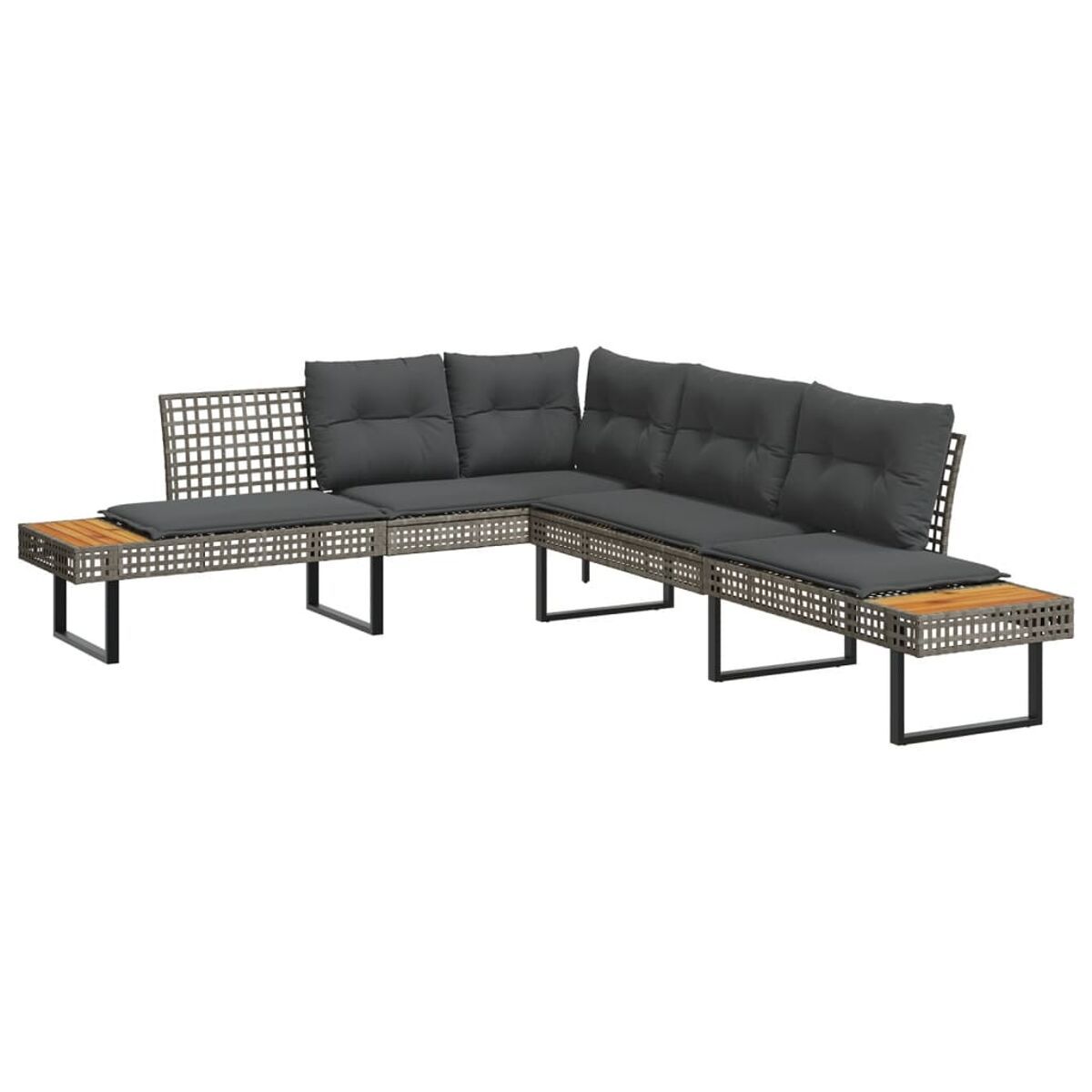 Graues Ecksofa mit Holztischen und grauen Kissen. Outdoor-Terrassenset.