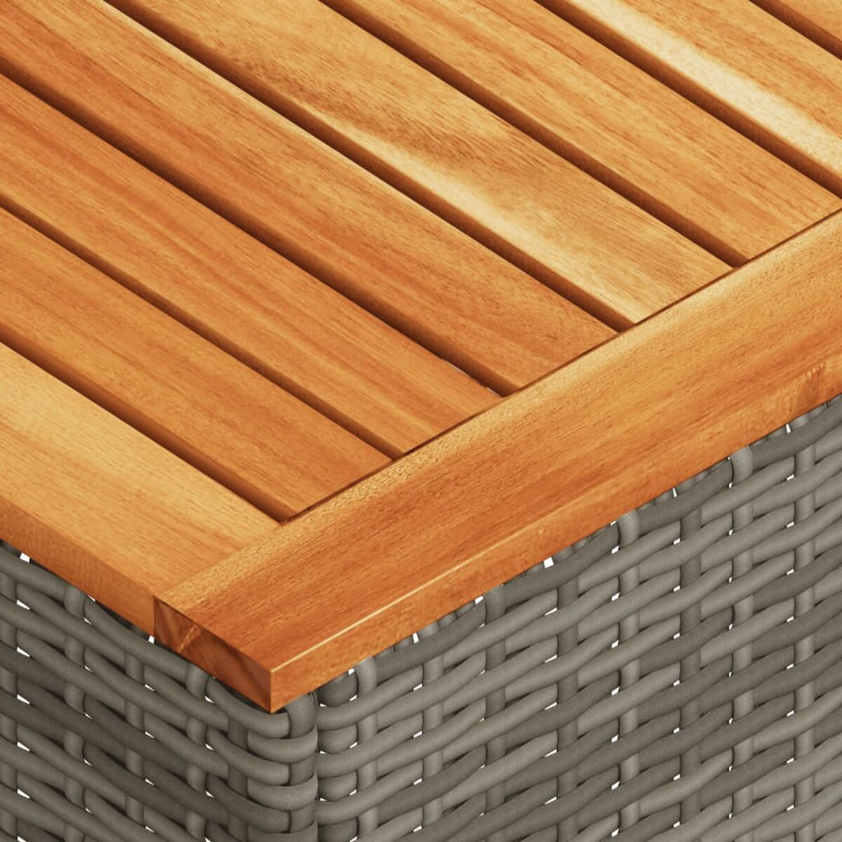 Nahaufnahme einer Holz-Tischplatte mit Korbgeflechtseiten. Das Holz ist hellbraun.