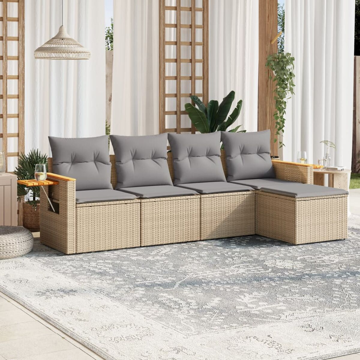 Ecksofa aus Korbgeflecht mit grauen Kissen und kleinem Beistelltisch.