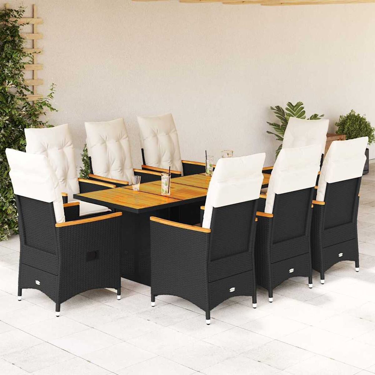 Essgruppe im Freien: schwarze Stühle, Holztisch, weiße Kissen. Beiger Wandhintergrund.