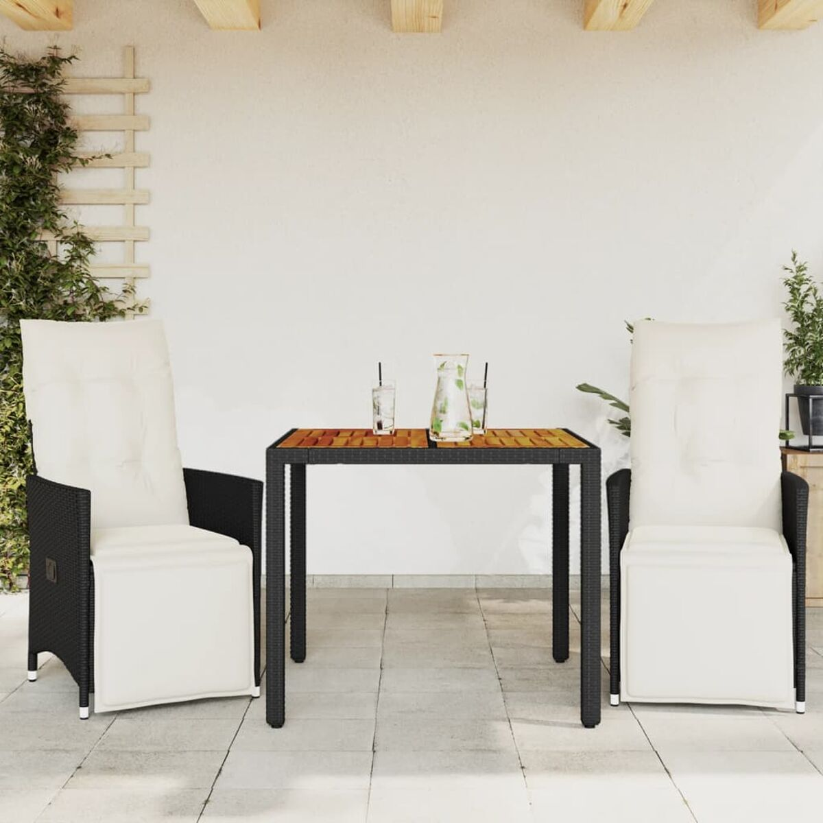 Outdoor-Set mit zwei Stühlen mit hohem Rücken, einem Tisch und Getränken.