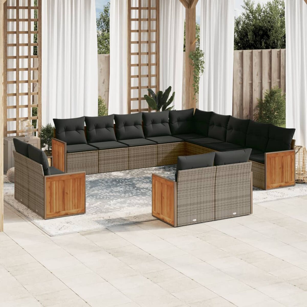 Outdoor-Ecksofa mit schwarzen Kissen und Holzakzenten auf einer Terrasse. Vorhänge und Pergola im Hintergrund.
