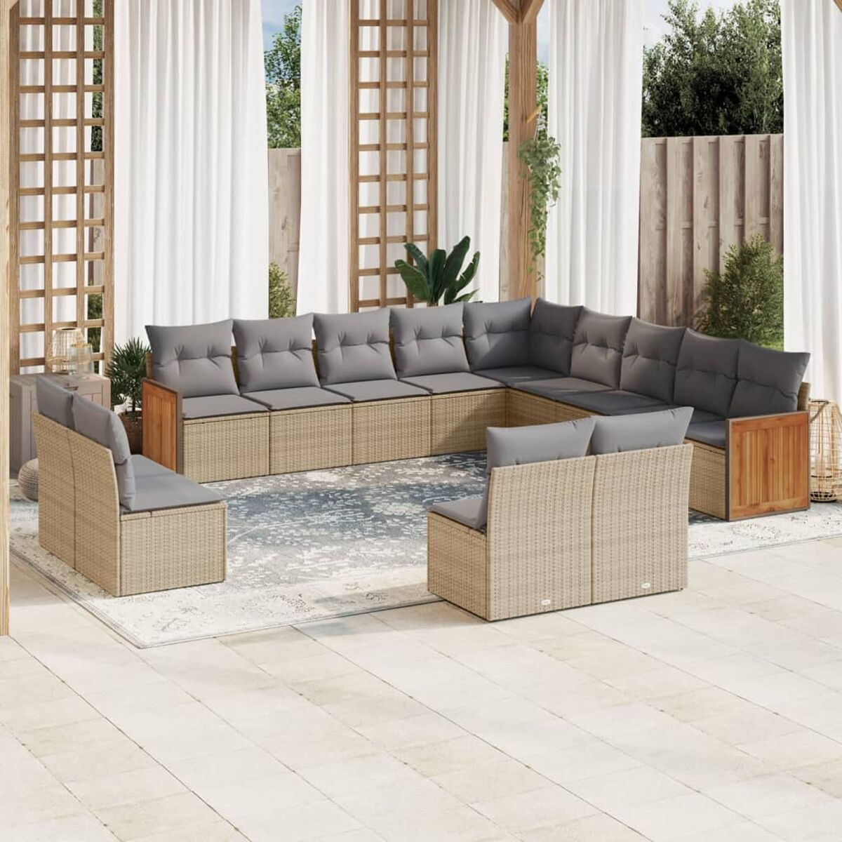 Rattansofa-Set, graue Kissen und Holzakzente, im Freien. Weiße Vorhänge und Pflanzen im Hintergrund.