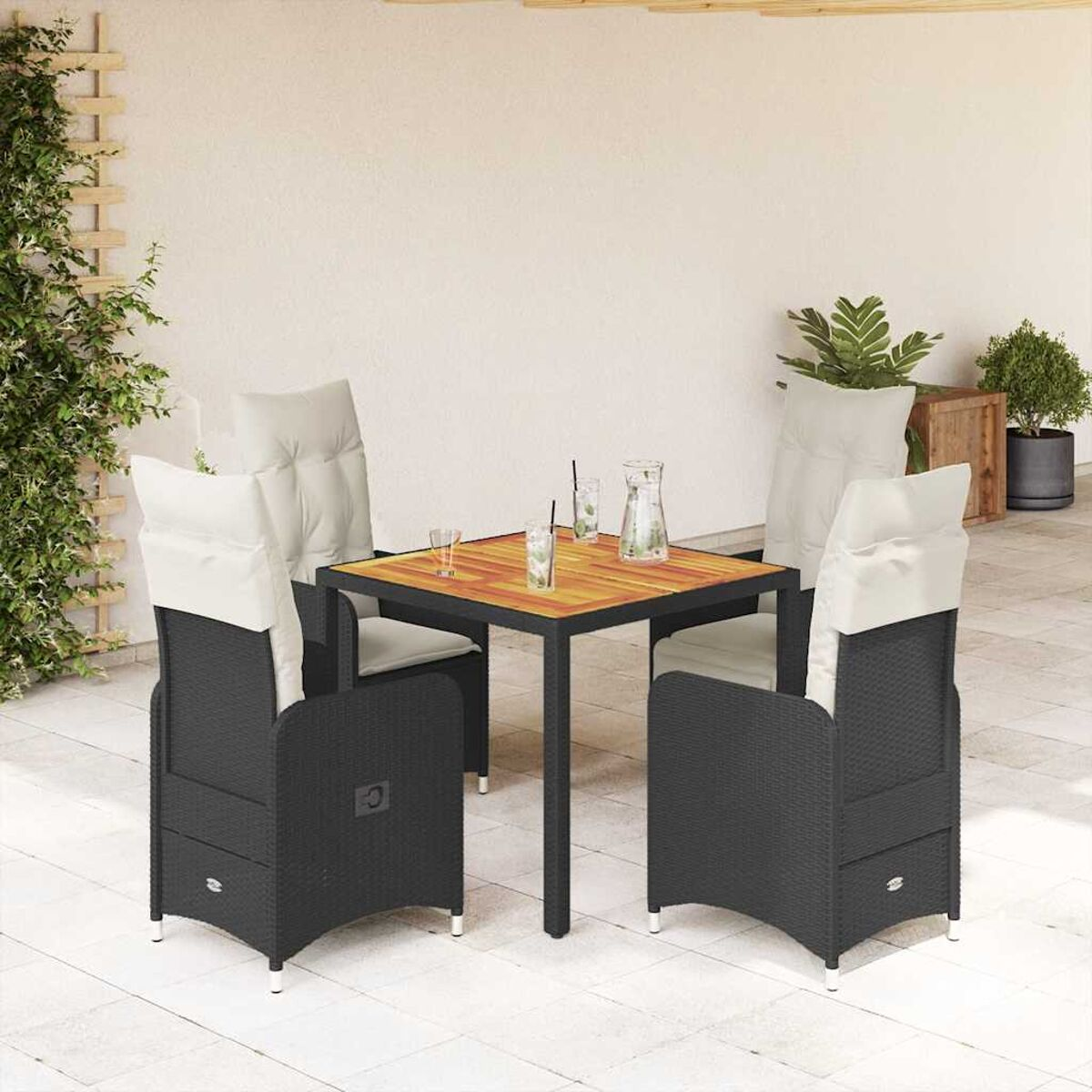 Set da pranzo da esterno con tavolo quadrato in legno, quattro sedie e cuscini bianchi.