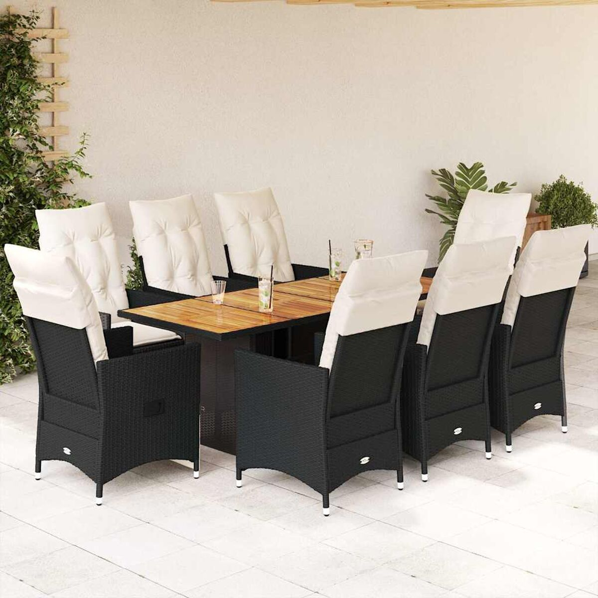 Set da pranzo all'aperto con sedie nere, cuscini bianchi e tavolo in legno.