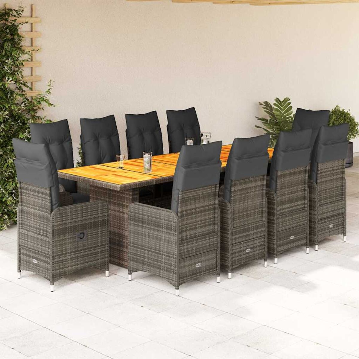 Un set da patio con un tavolo in legno e dieci sedie con cuscini grigi. L'ambientazione è all'aperto.