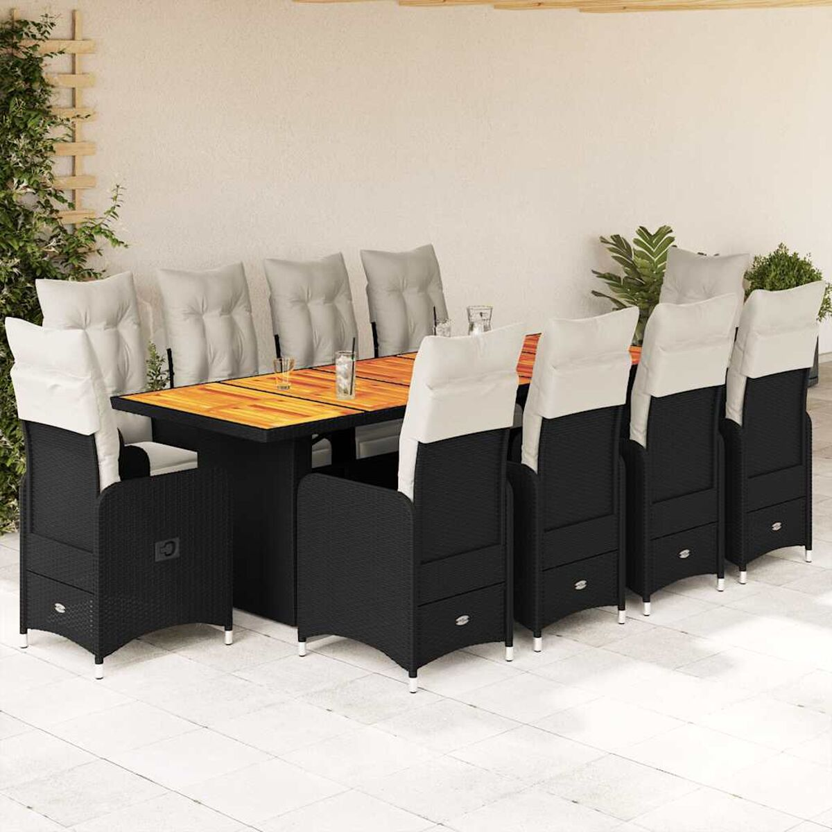 Set da pranzo da esterno in vimini nero con tavolo in legno, per 8 persone, con bicchieri e bevande.