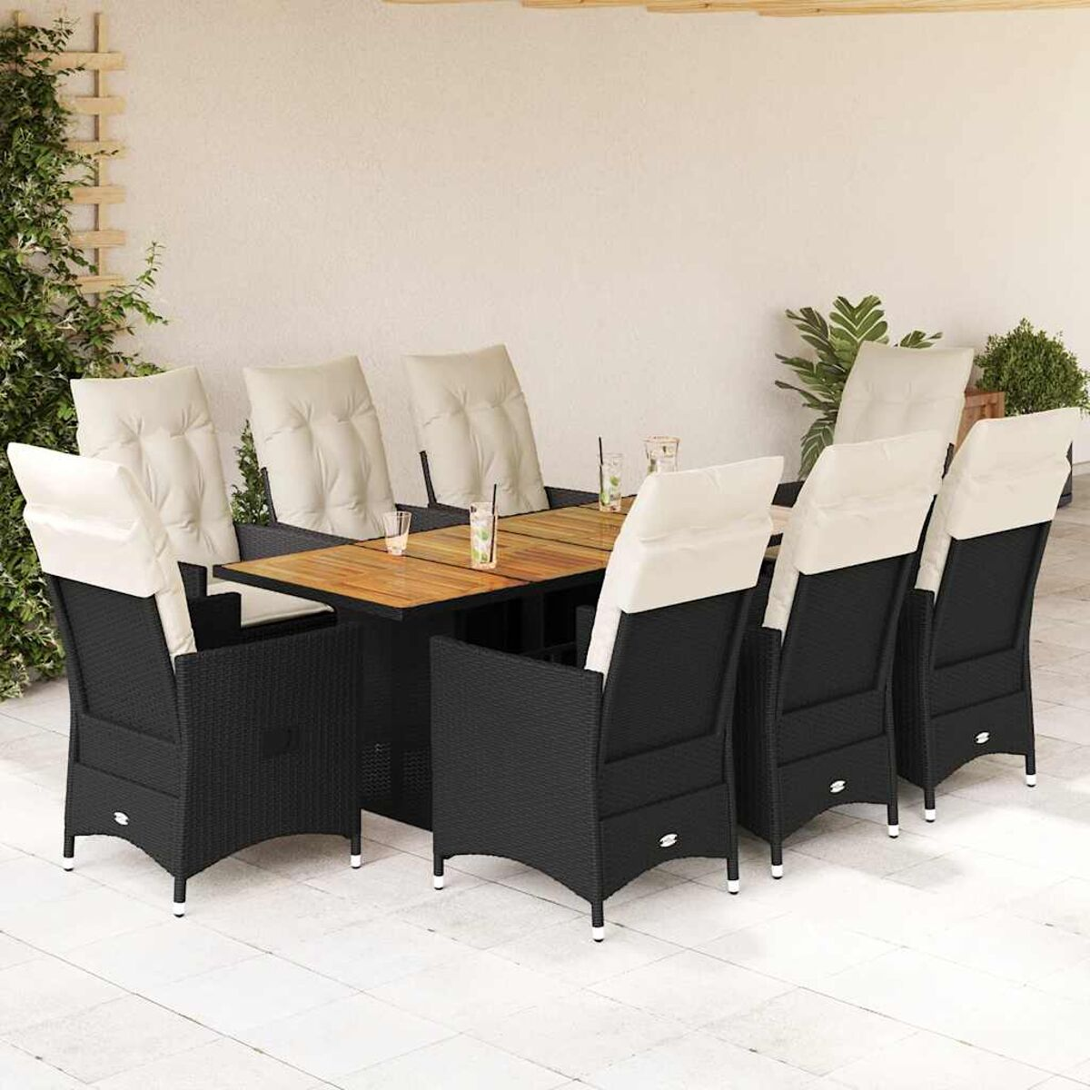 Set da pranzo all'aperto con tavolo in legno e sedie nere con cuscini beige, su un patio.