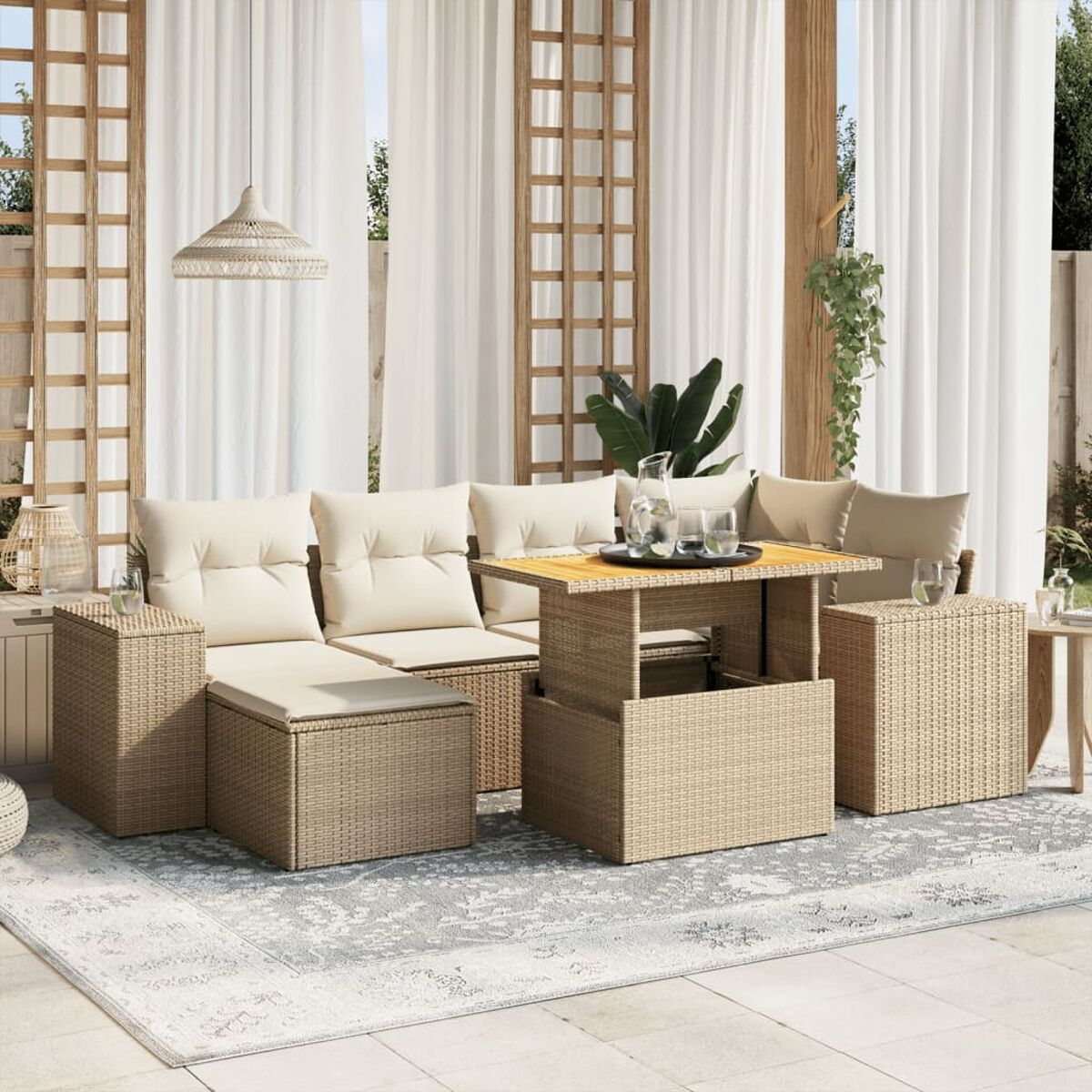 Ein Terrassenset mit beigen Kissen, einem Tisch und einem grauen Teppich. Weiße Vorhänge.