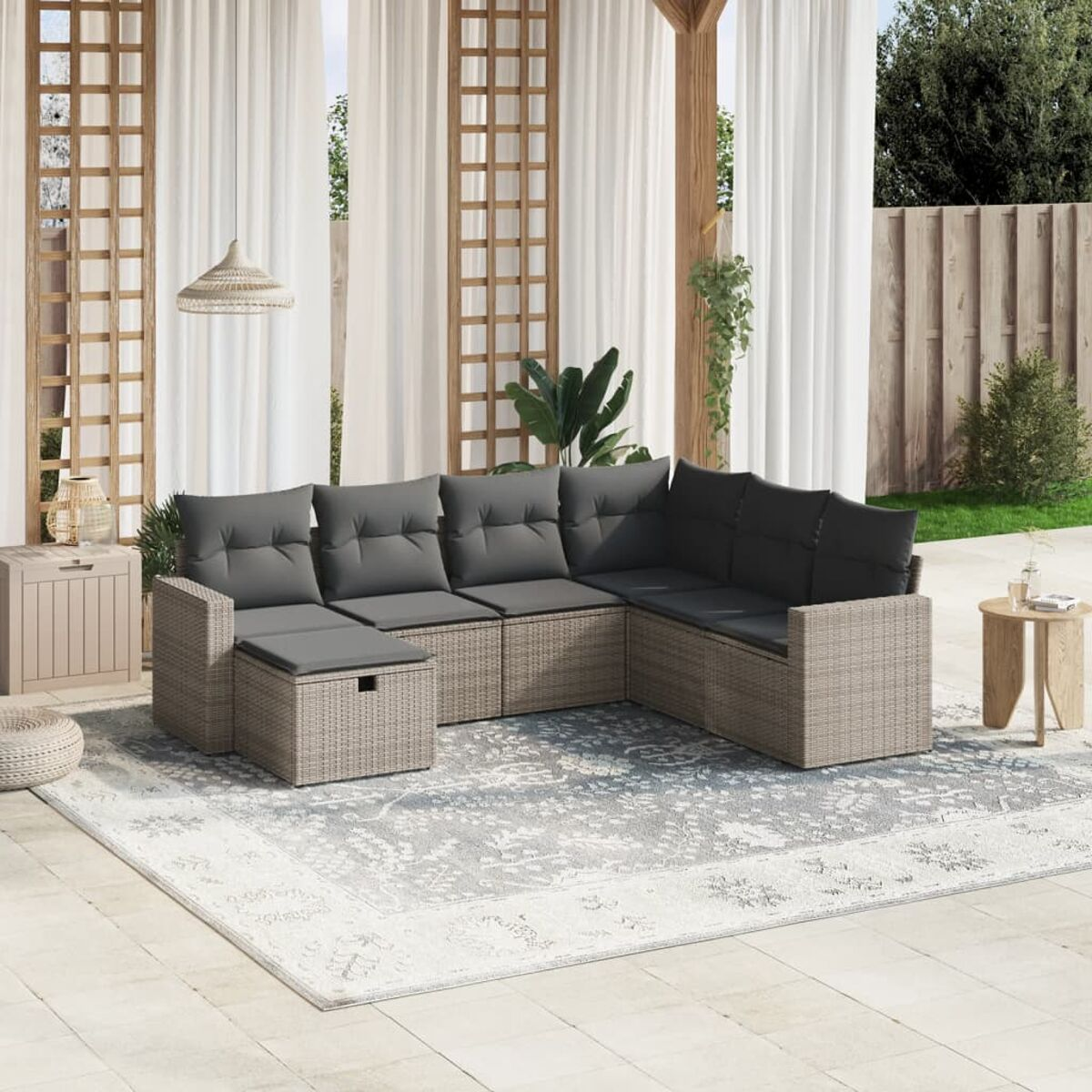 Outdoor-Ecksofa auf einer Terrasse mit grauen Kissen.