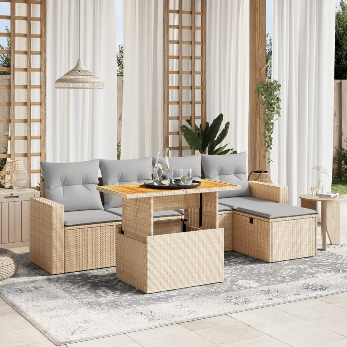 Ein Terrassenset mit Tisch und Sofa. Vorhänge im Hintergrund. Ein Teppich im Vordergrund.